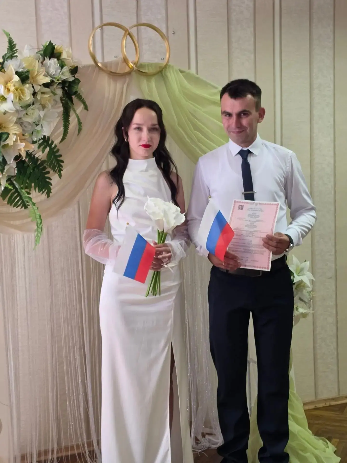 В Новотроицком ЗАГСе в преддверии и в День Государственного флага РФ прошли торжественн...