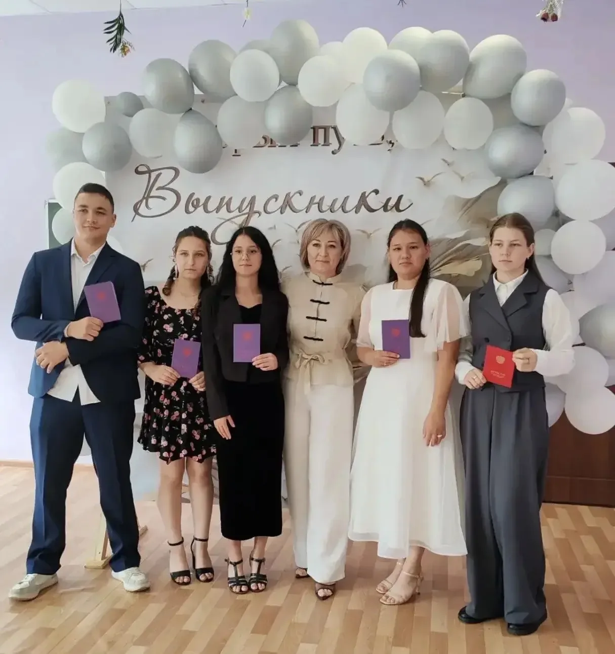 🎓 В нашей школе царила невероятная атмосфера! 🎉Состоялось  торжественное вручение атт...