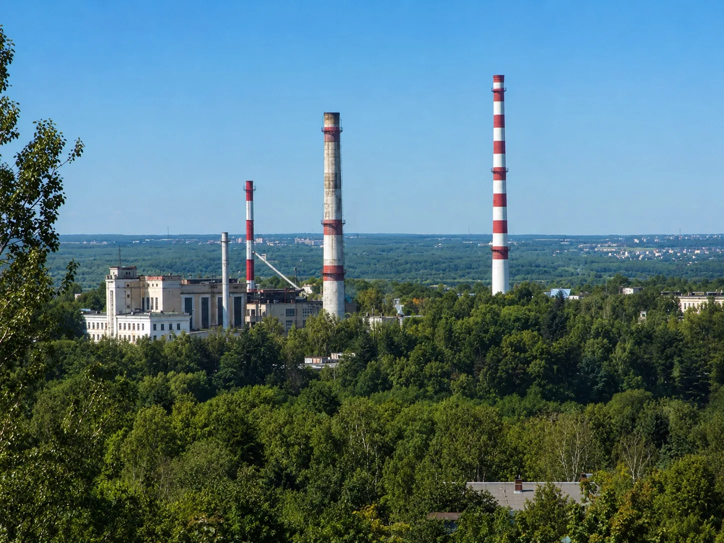 Первая в мире атомная электростанция, подключенная к энергосети, заработала в Обнинске.