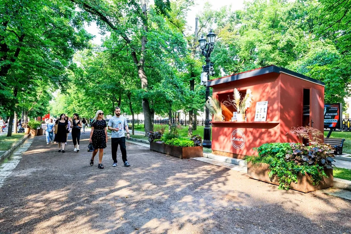 ☀️ В Летнем клубе «Москва» в рамках «Лета в Москве» на Тверском бульваре работает маркет локальных б