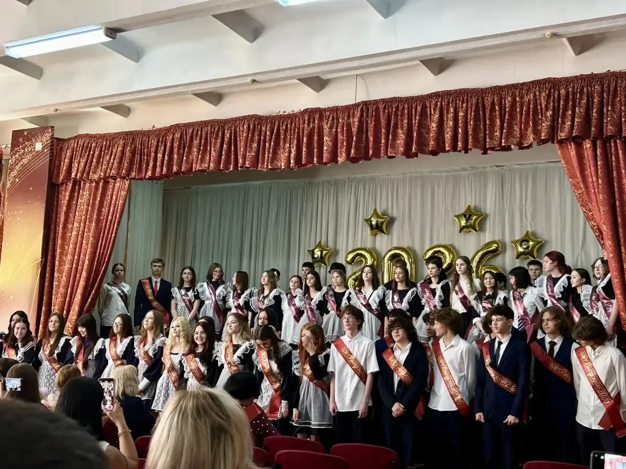 Вот и прозвучал Последний звонок! 🔔

26 мая наши девятиклассники и одиннадцатиклассники официально 