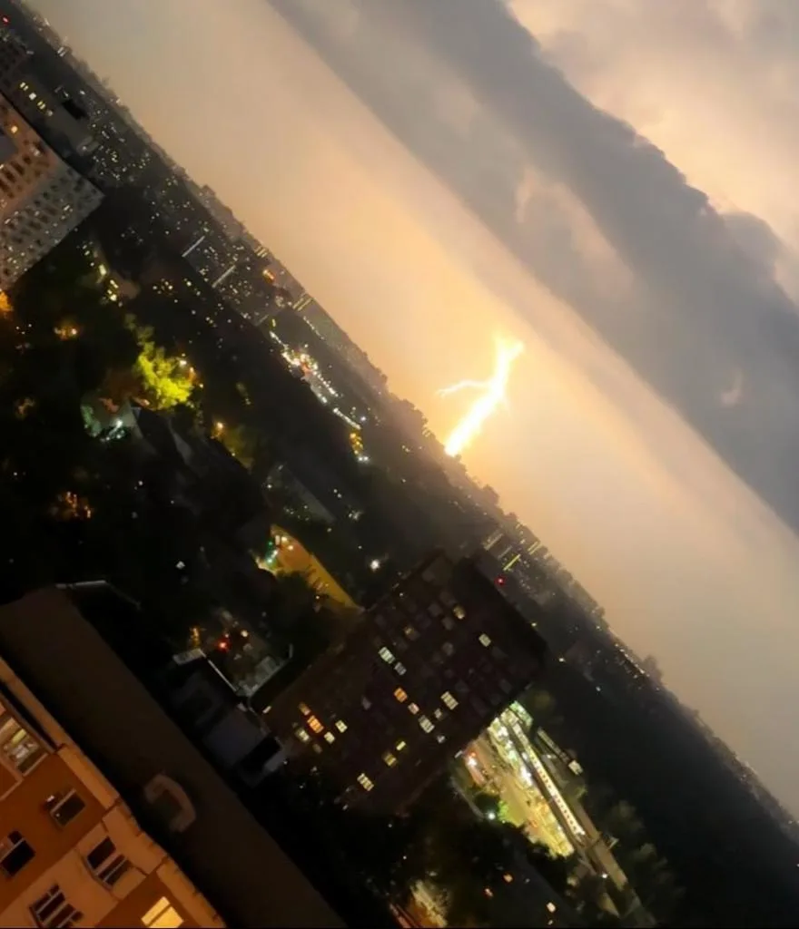 ⚡️ Грозовые ливни сегодня накроют Москву и область — во всём регионе объявлен «жёлтый» уровень погод