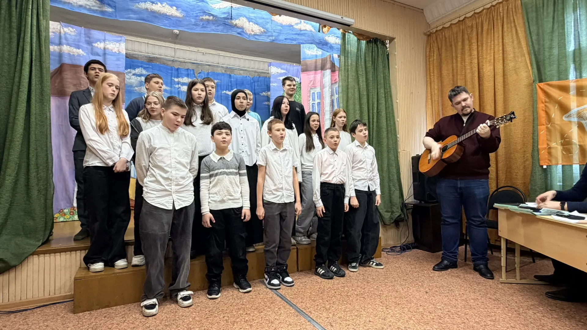 Душой и сердцем прикоснулись к подвигу: в школе №57 сегодня прошла «Битва хоров» среди 5-7 и 8-11 кл