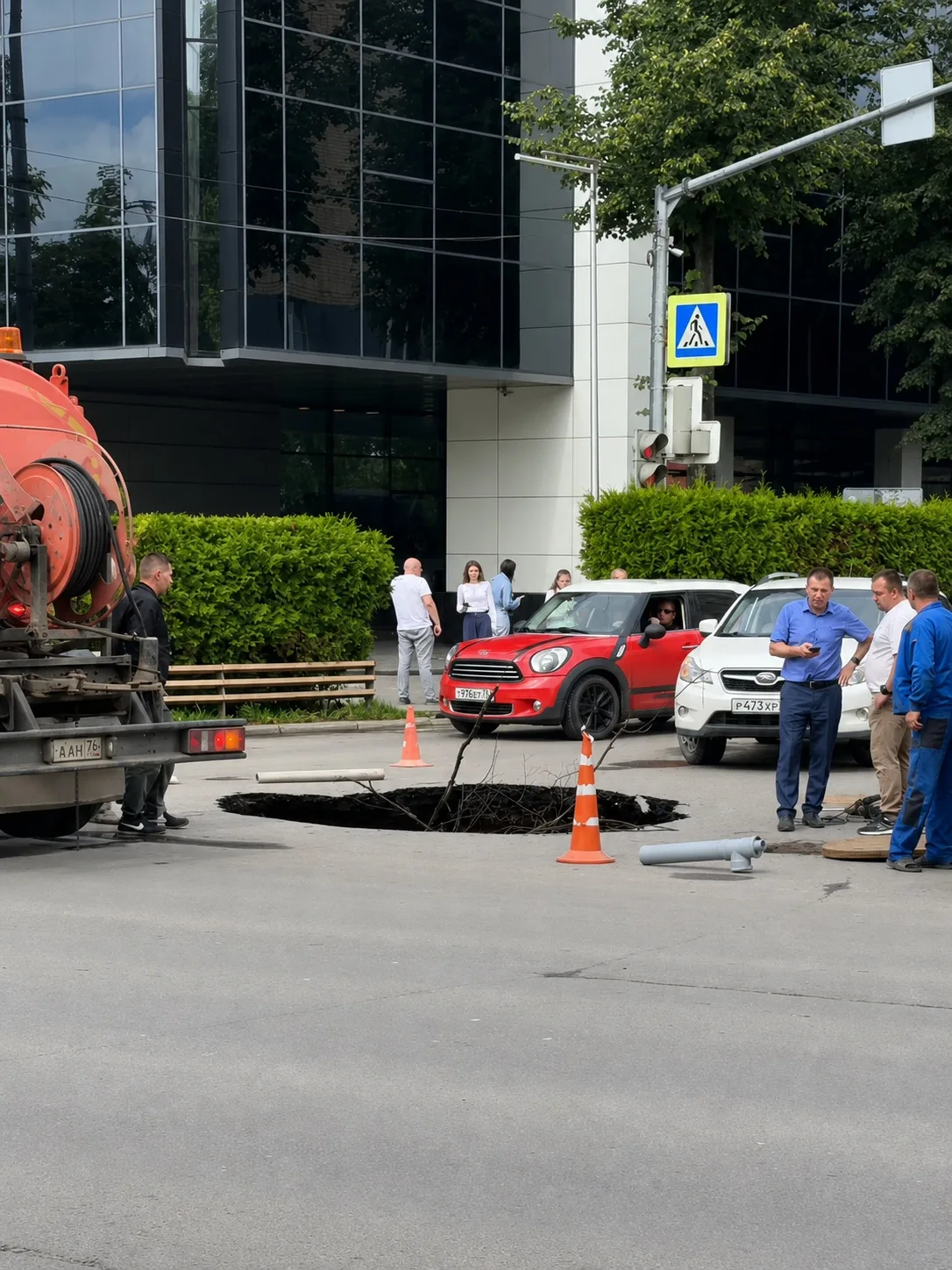 в Ярославле у Тензора обрушился асфальт размером с автомобиль 

На перекрестке улиц Чехова и Угличск