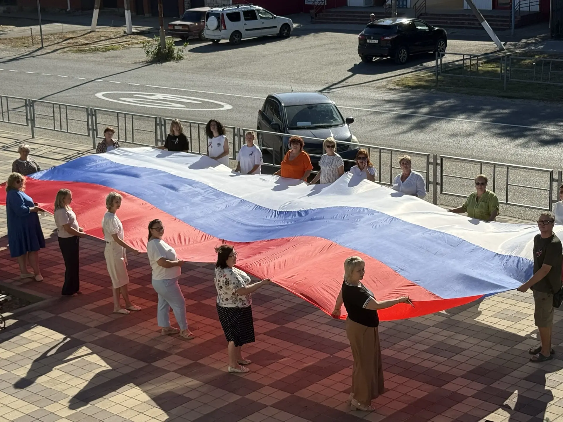 Акция «Флаги России» в Запорожском сельском поселении  стала настоящим праздником патри...