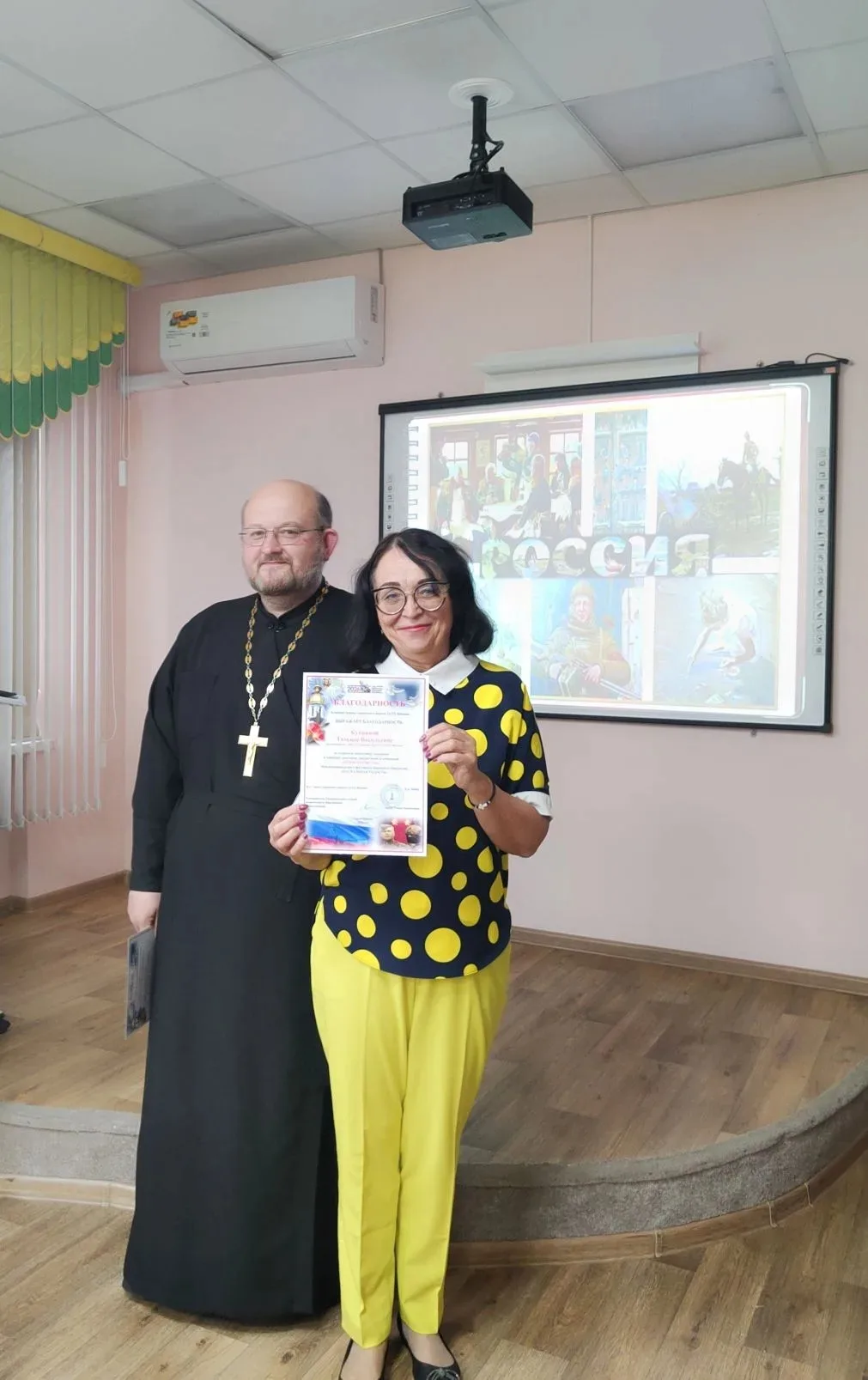 💫 ГЕРОИ ОТЕЧЕСТВУ В СЕРДЦАХ ГИМНАЗИСТОВ: ТРИУМФ НА ФЕСТИВАЛЕ НАРОДНОГО ТВОРЧЕСТВА "ПАСХАЛЬНАЯ  РАДОС