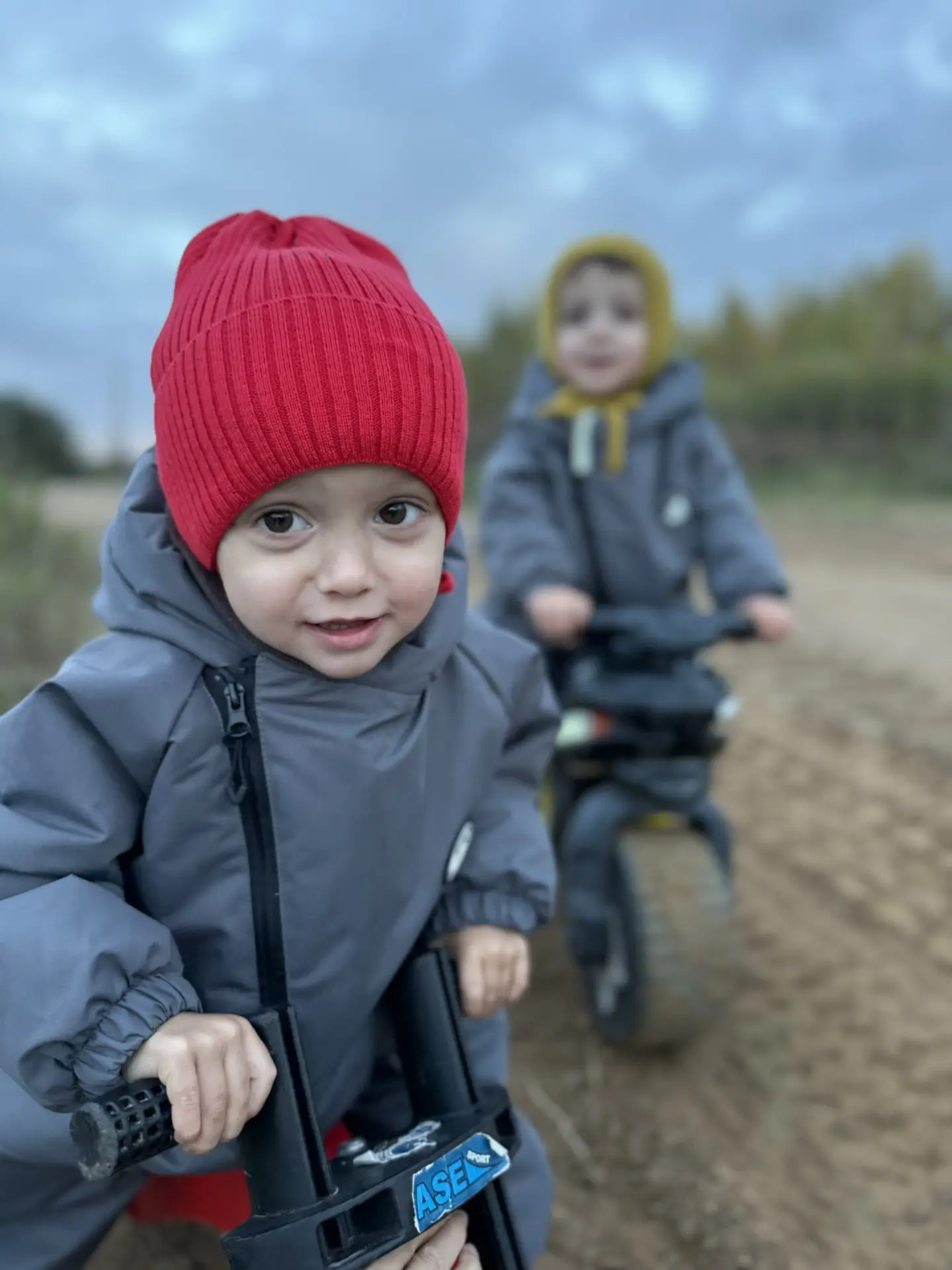 Мальчики все дальше и дальше хотят уезжать от дома, осваивают пространства, а девочек, ...