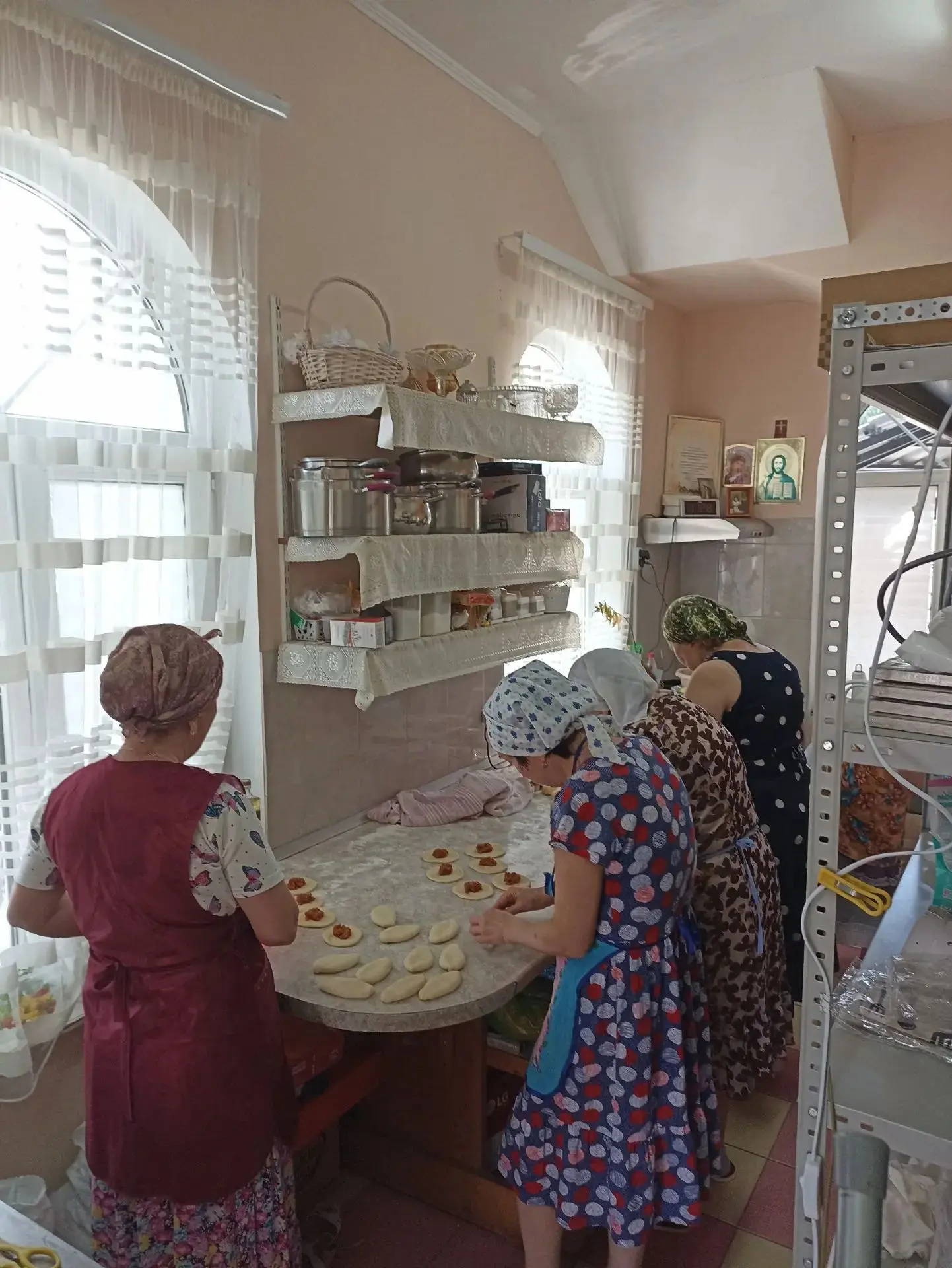 Сегодня, 29 июня, с утра на кухне храма Всех Святых, в земле Российской просиявших, кип...