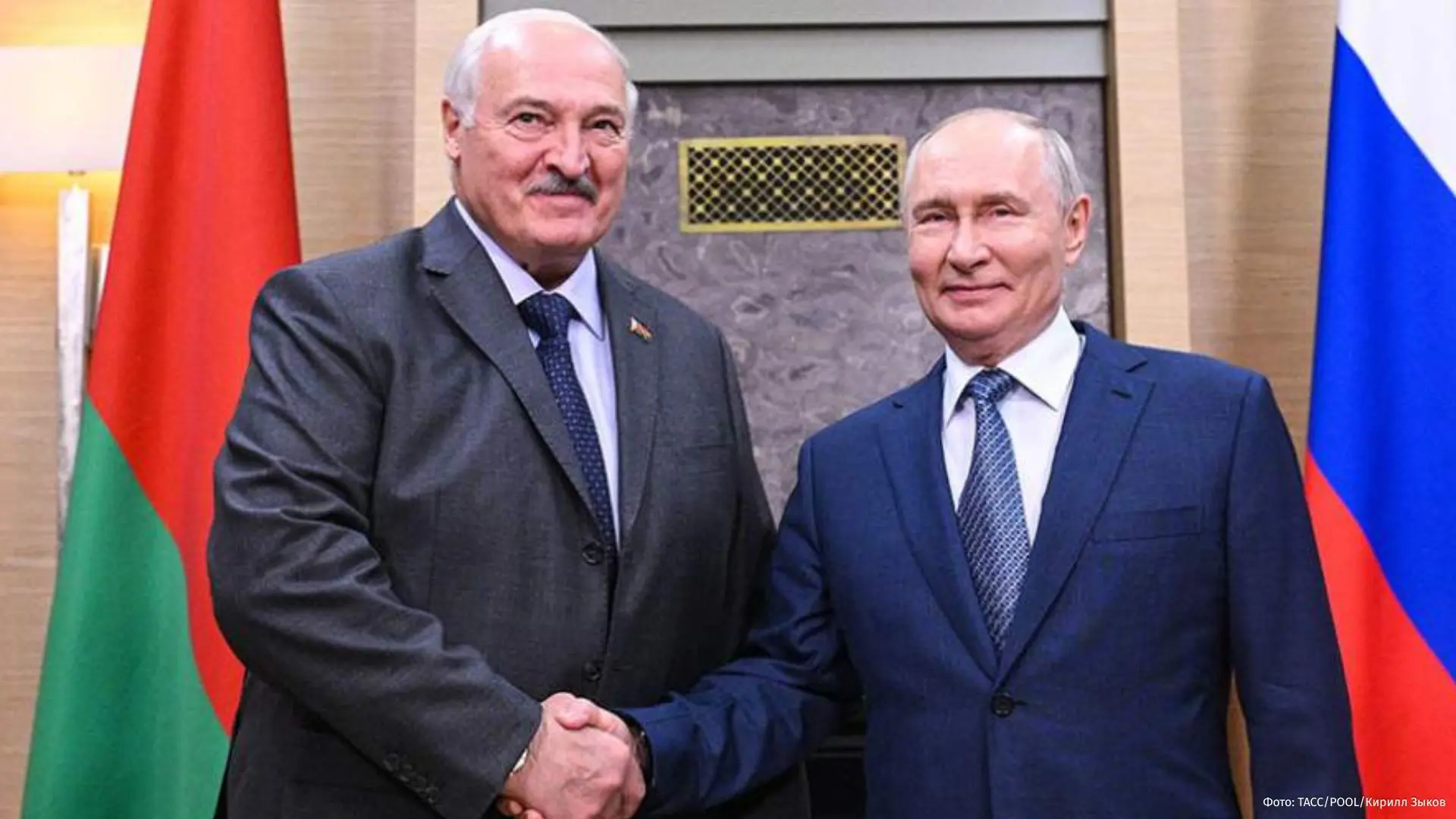 Президент Белоруссии Александр Лукашенко поздравил Владимира Путина с днем рождения.