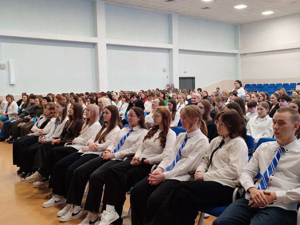 ✨В Центре образования «Аксиома» прошло выездное профориентационное мероприятие от УГМУ!   На сцене п