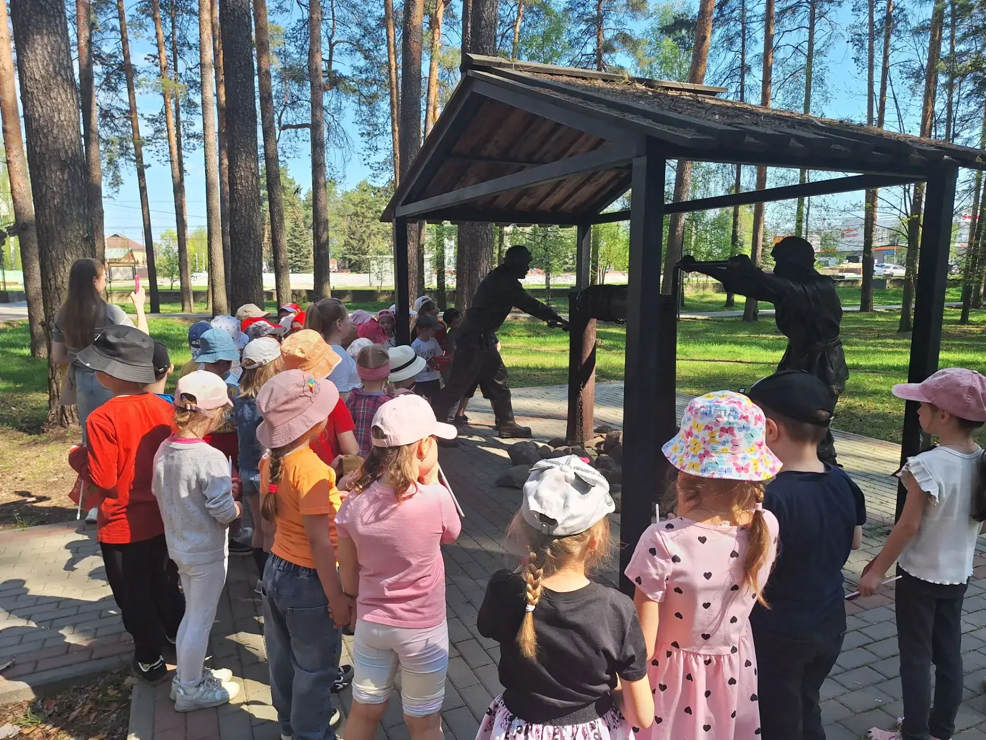 Прогулки по городу для дошколят!
Согласитесь, для дошколёнка «значимое место» — то, где можно громко