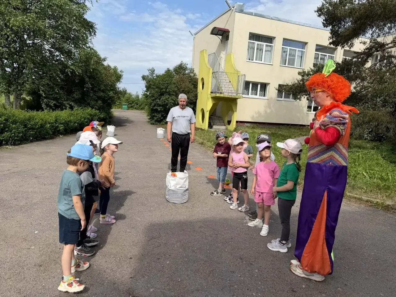 Сегодня дети из средних групп «Сказка» и «Веселая семейка» приняли участие в увлекатель...