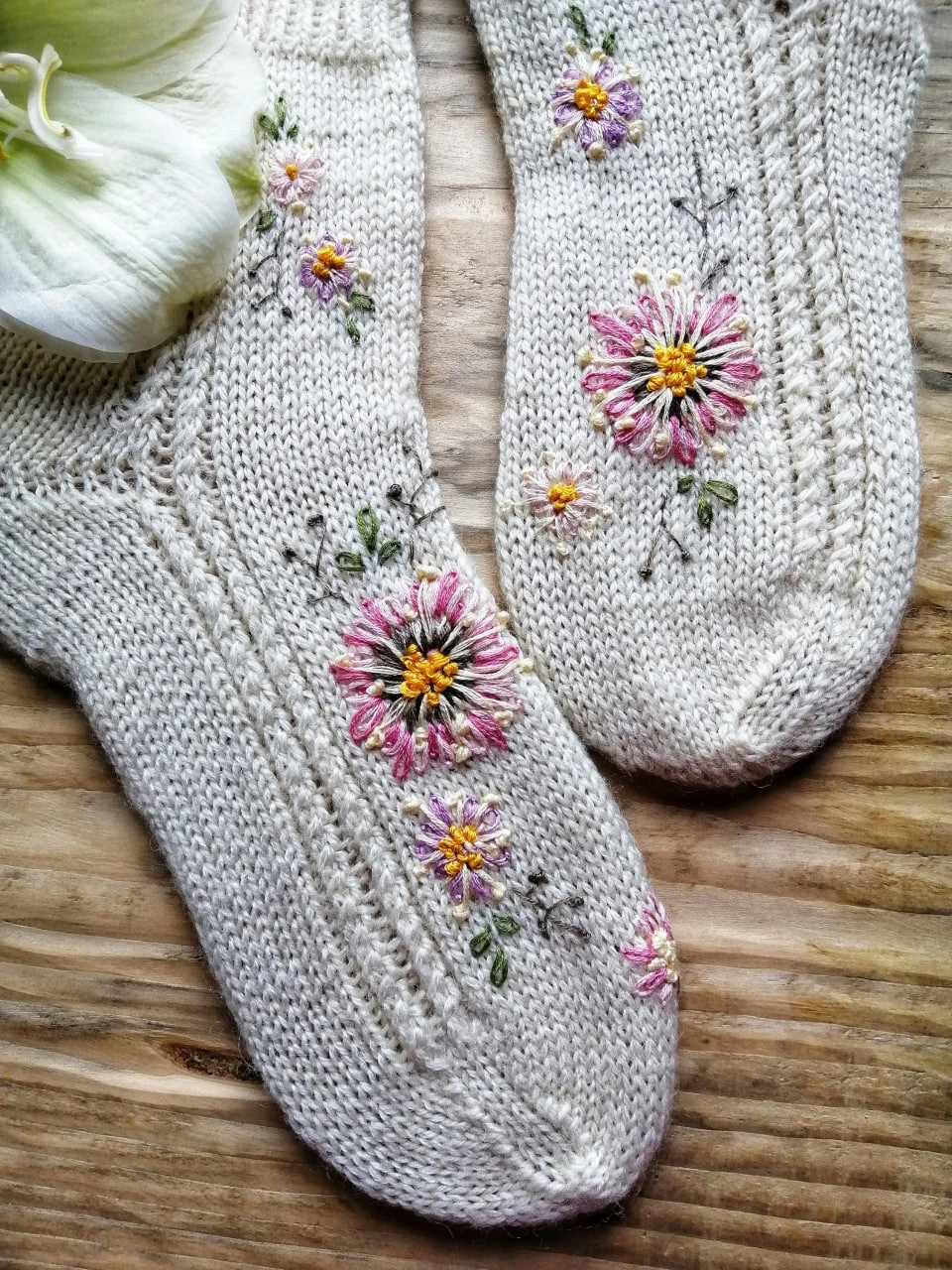 🌸 Носки с вышивкой: 9 идей для вдохновения