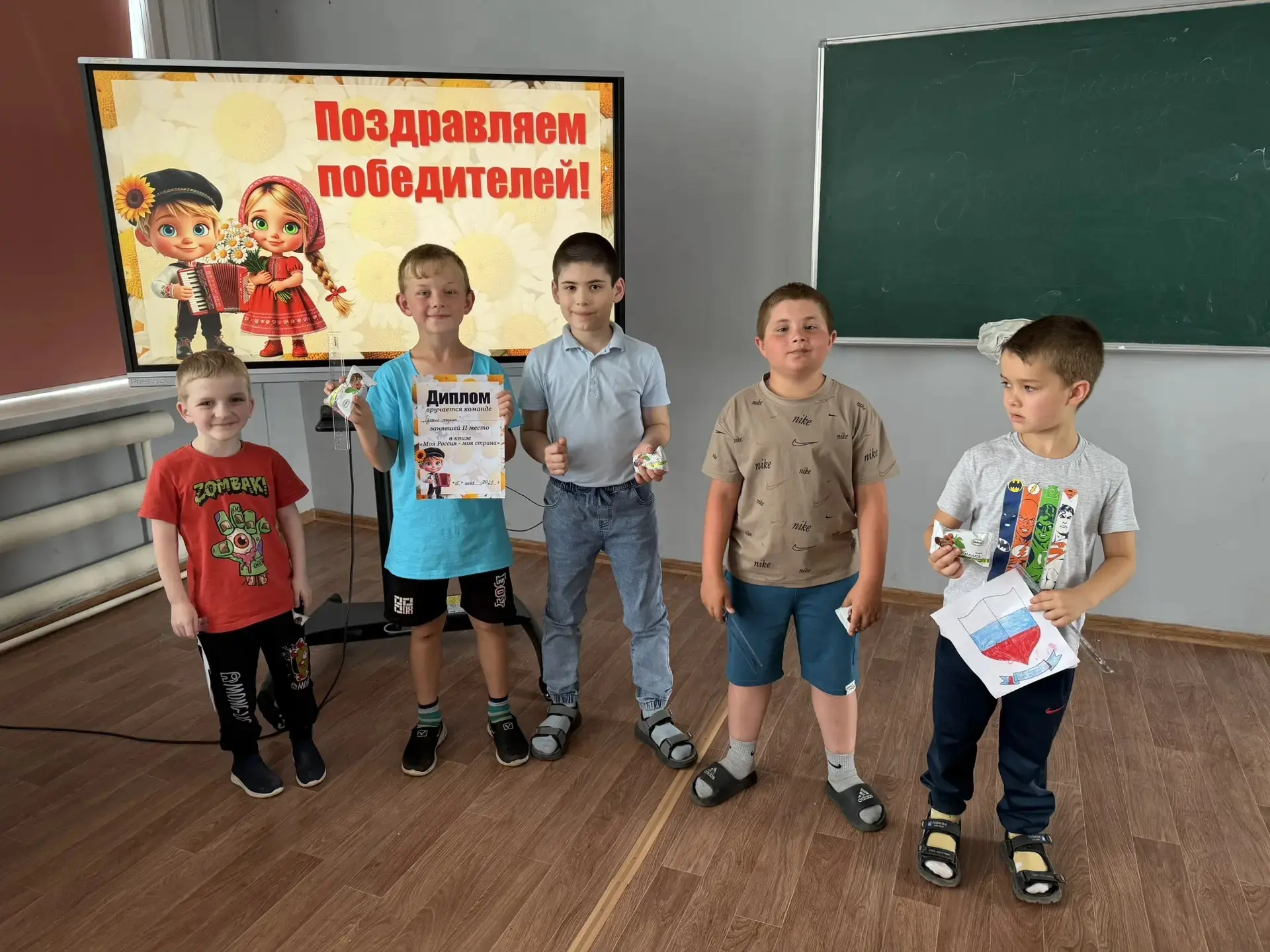 В пришкольном лагере «Лучики» с большим успехом прошла игра-квиз «Моя Россия — моя Родина»🇷🇺

💥Эт