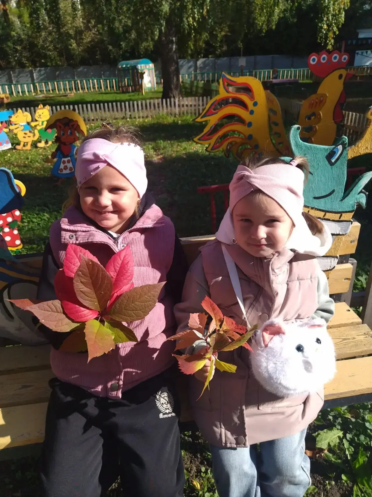 🍁 Поймала осень в ладошки! Эти яркие листочки🍂 — как маленькие открытки от природы. С...
