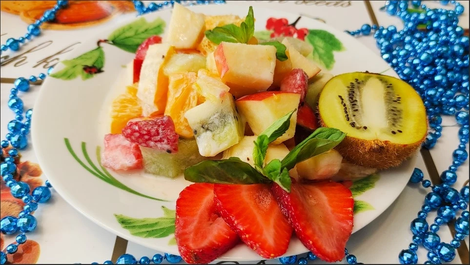 Фруктовый салат с йогуртом
Яркий и вкусный фруктовый салат отлично подойдет, чтобы пополнить витамин