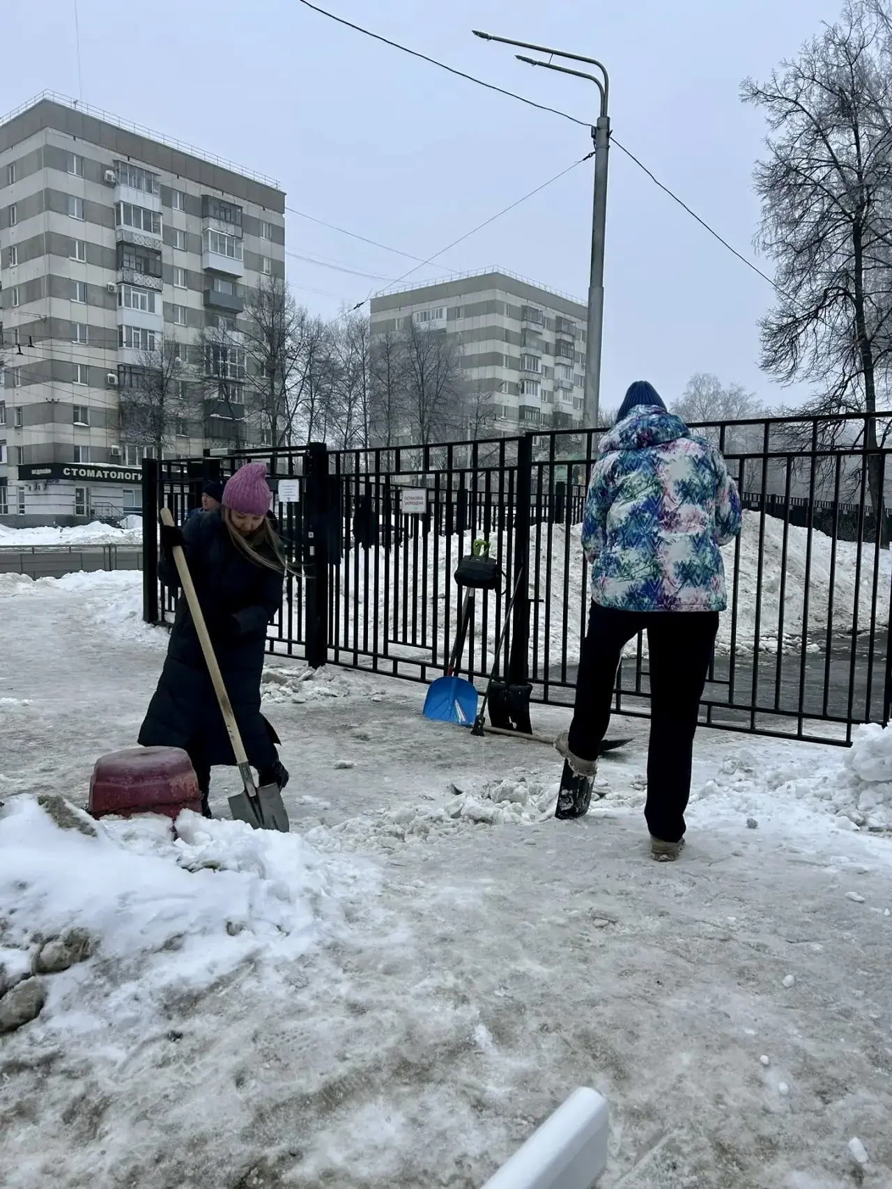❄️ Снежный субботник в действии! ☃️  Сегодня, 14 марта, наша гимназия превратилась в настоящую коман