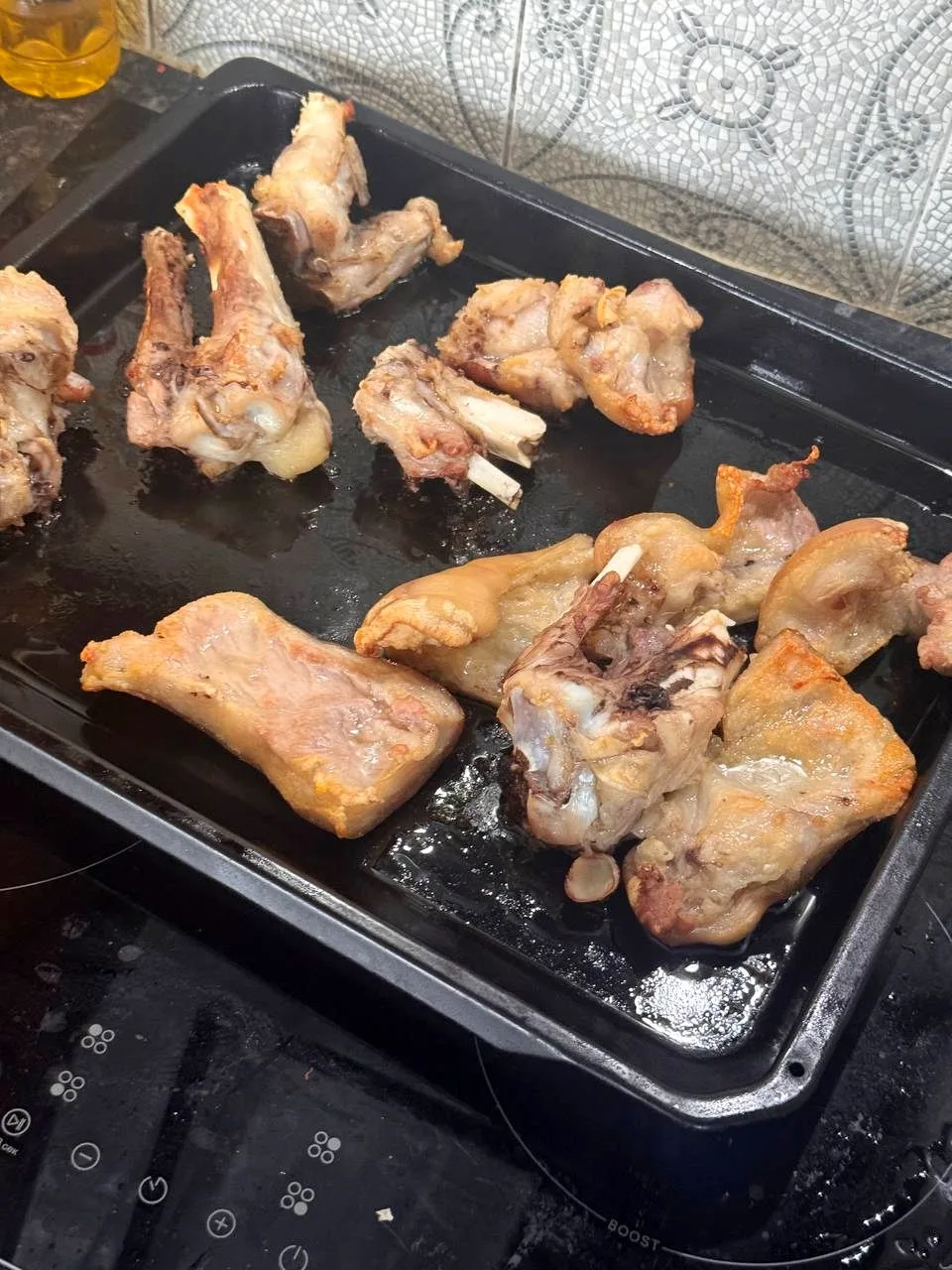 Разделал вчера две рульки на мясо для тушенки. А с кожей и костями что делать? Правильн...