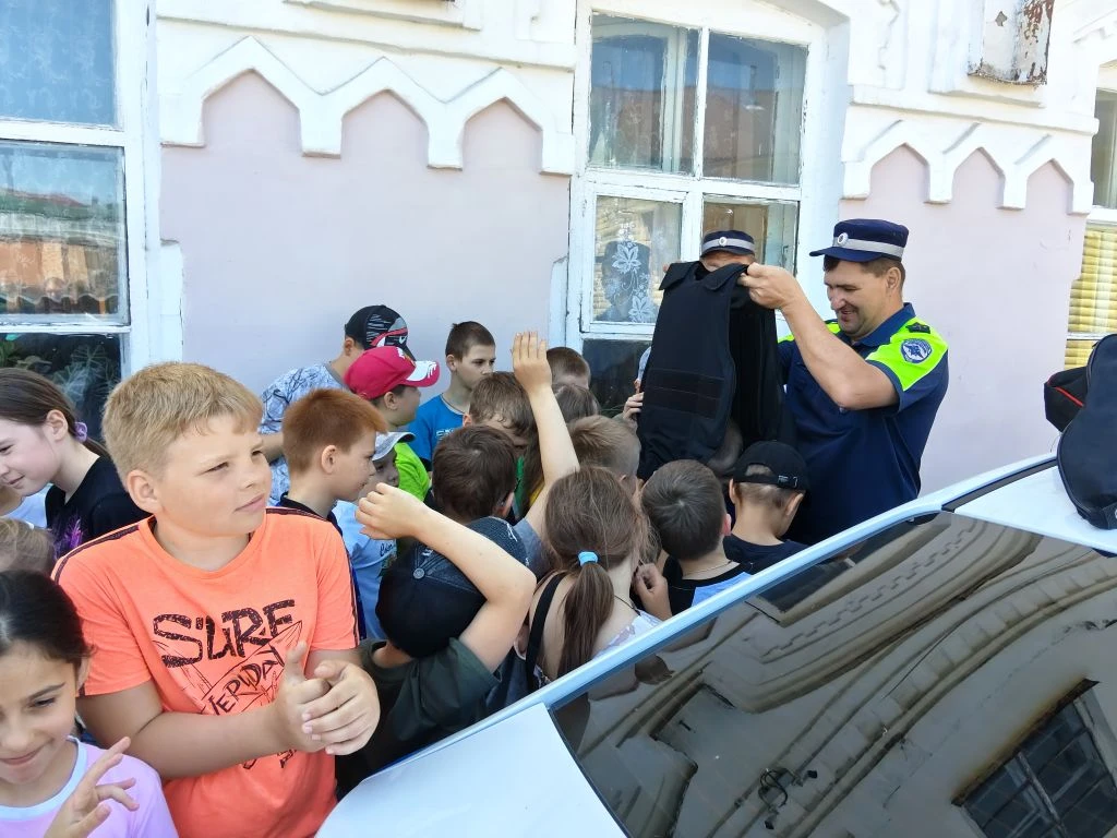 Сегодня ребята из школьного лагеря встретились с сотрудниками ДПС ГИБДД МО МВД России "Чаплыгинский"