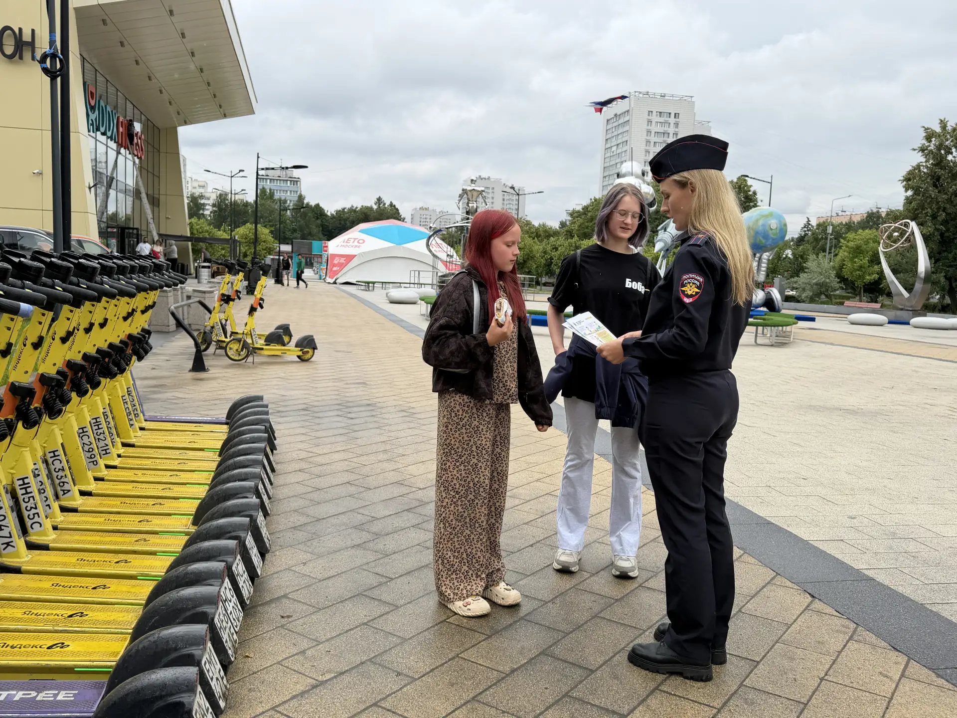 Безопасность на колёсах — это серьёзно!

👮‍♀️ Сотрудники Госавтоинспекции Москвы напомнили молодым 