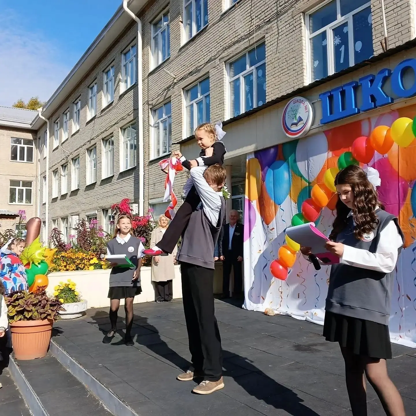 💼🍁📚 Сегодня, в День знаний, в томских школах проходят торжественные линейки.