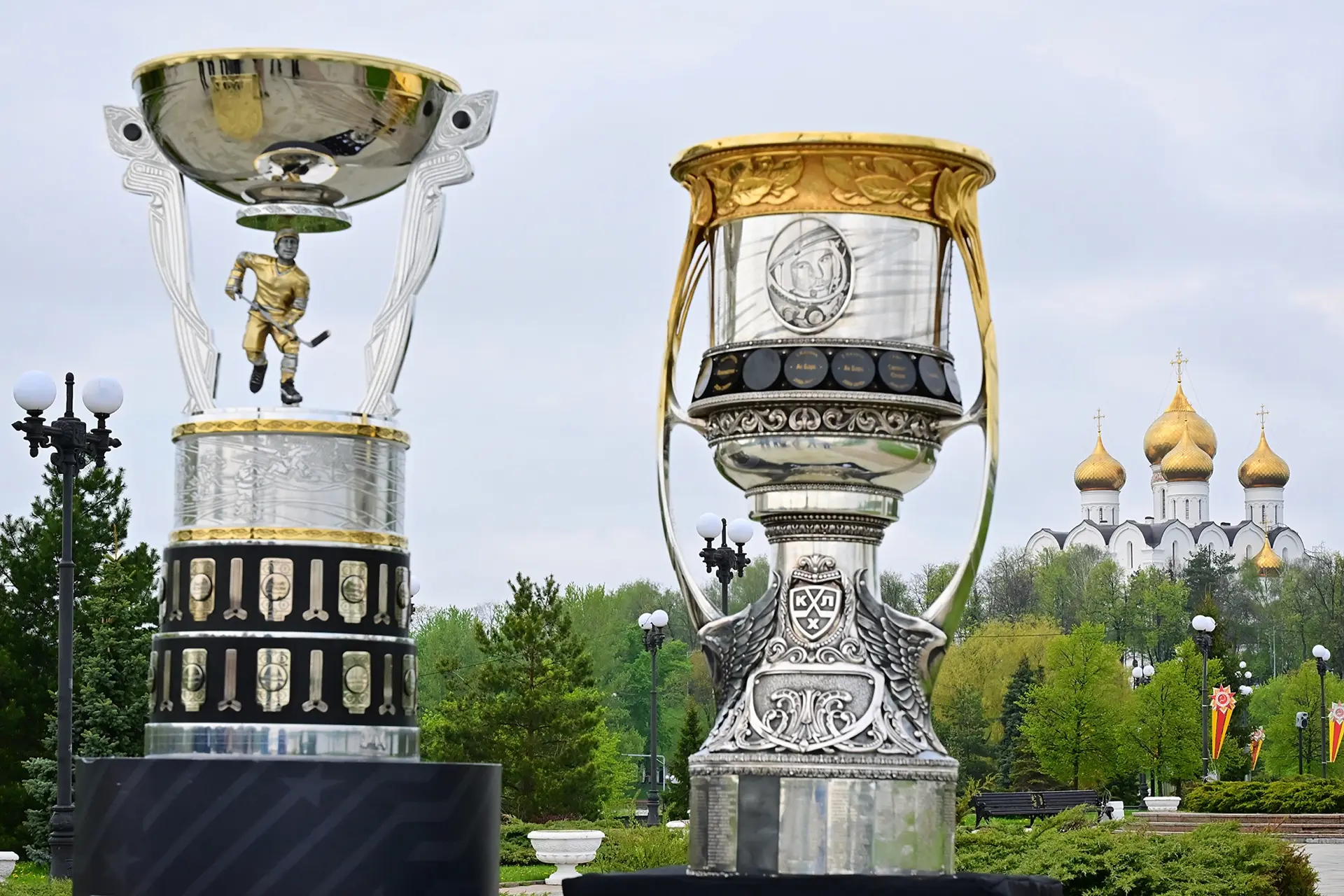 🏆🏒 В Ярославле одновременно оказались два главных хоккейных трофея — Кубок Гагарина и Кубок Харламов