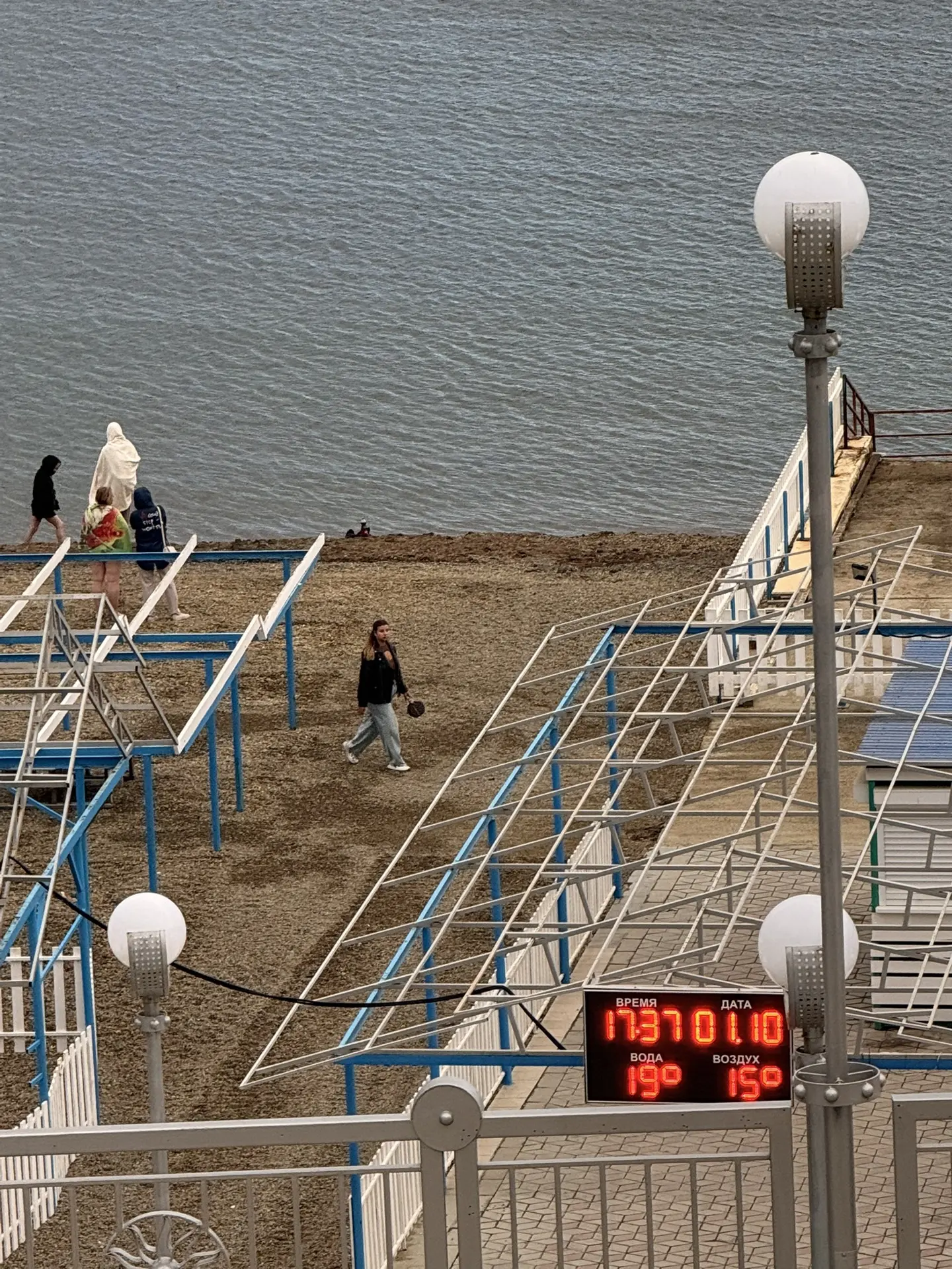 Вода на 4 градуса теплее воздуха сегодня, но желающих греться в море маловато)
