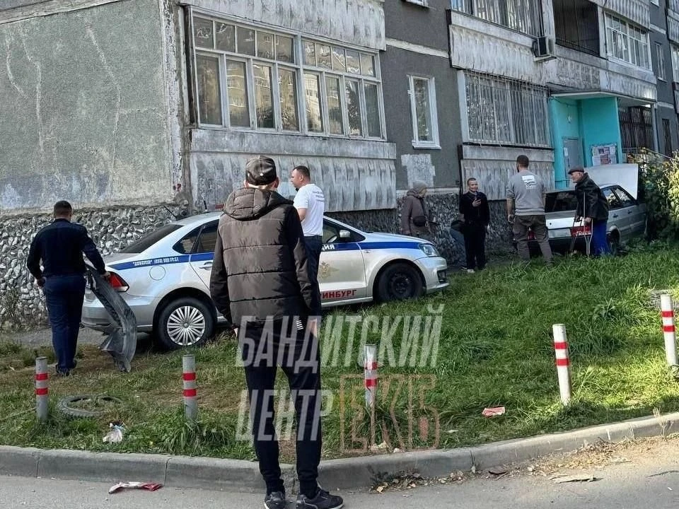 В Екатеринбурге легковой автомобиль врезался в крыльцо жилого дома на улице Бебеля, 158...
