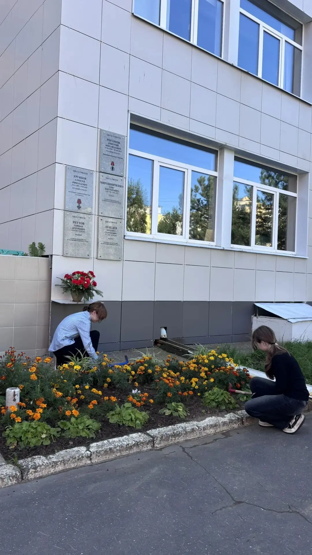Совсем скоро школа распахнёт свои двери навстречу ученикам. А пока наши ребята активно ...