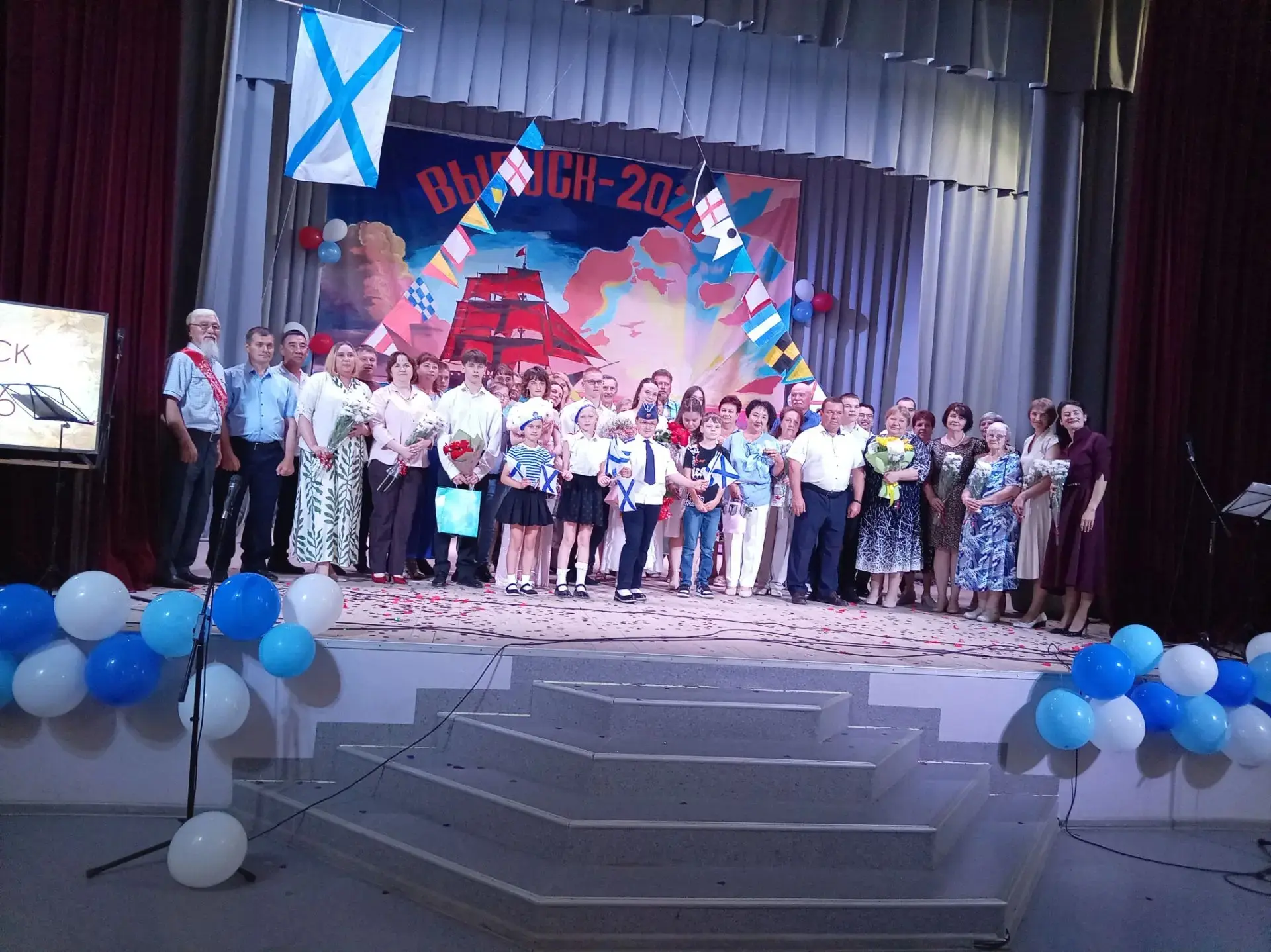 Дорогие выпускники 11 класса! Поздравляем вас с завершением важного этапа — окончанием школы! Одинна