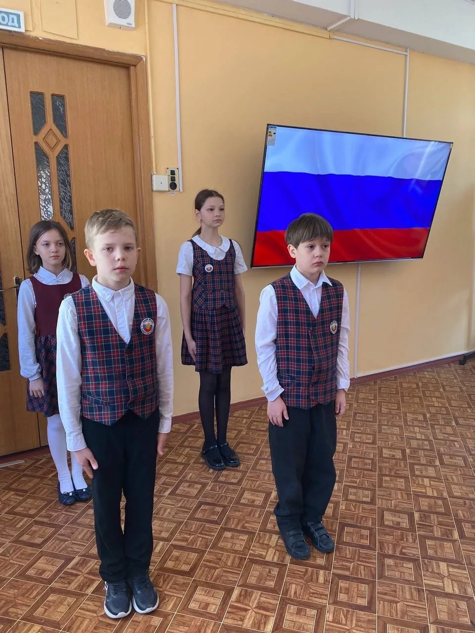 🇷🇺ТОРЖЕСТВЕННАЯ ЛИНЕЙКА🇷🇺  📌Флаг Российской Федерации - это символ национального единства, патриотиз
