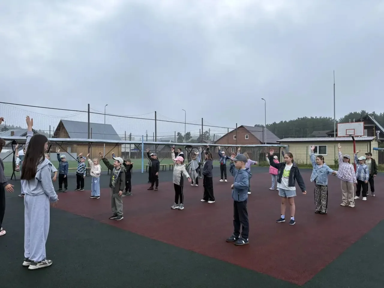 День 10. «Традиции народов России. 
День стартовал бодро — с веселой зарядки на свежем воздухе. Разо