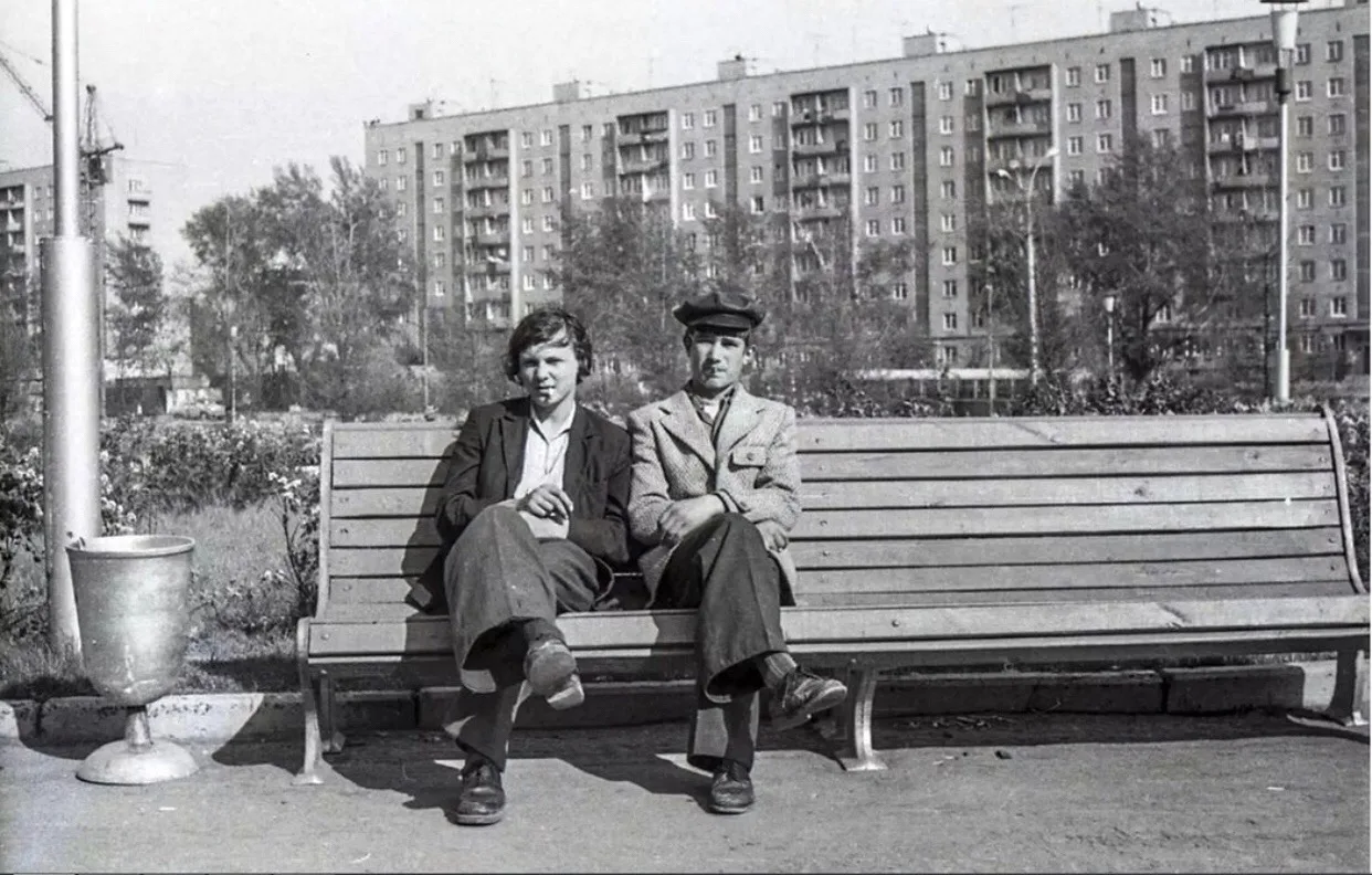 Лавочка у ДКЖ, конец 70-х