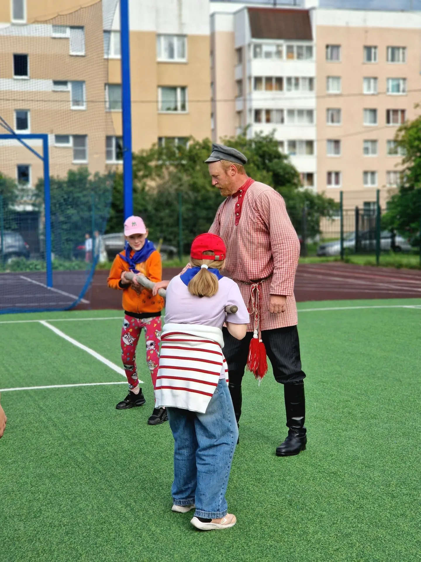🌼👨‍👩‍👦 Веселые народные игры, ходьба на ходулях и море улыбок! 

В лагере «Радуга» шумно и ярко 