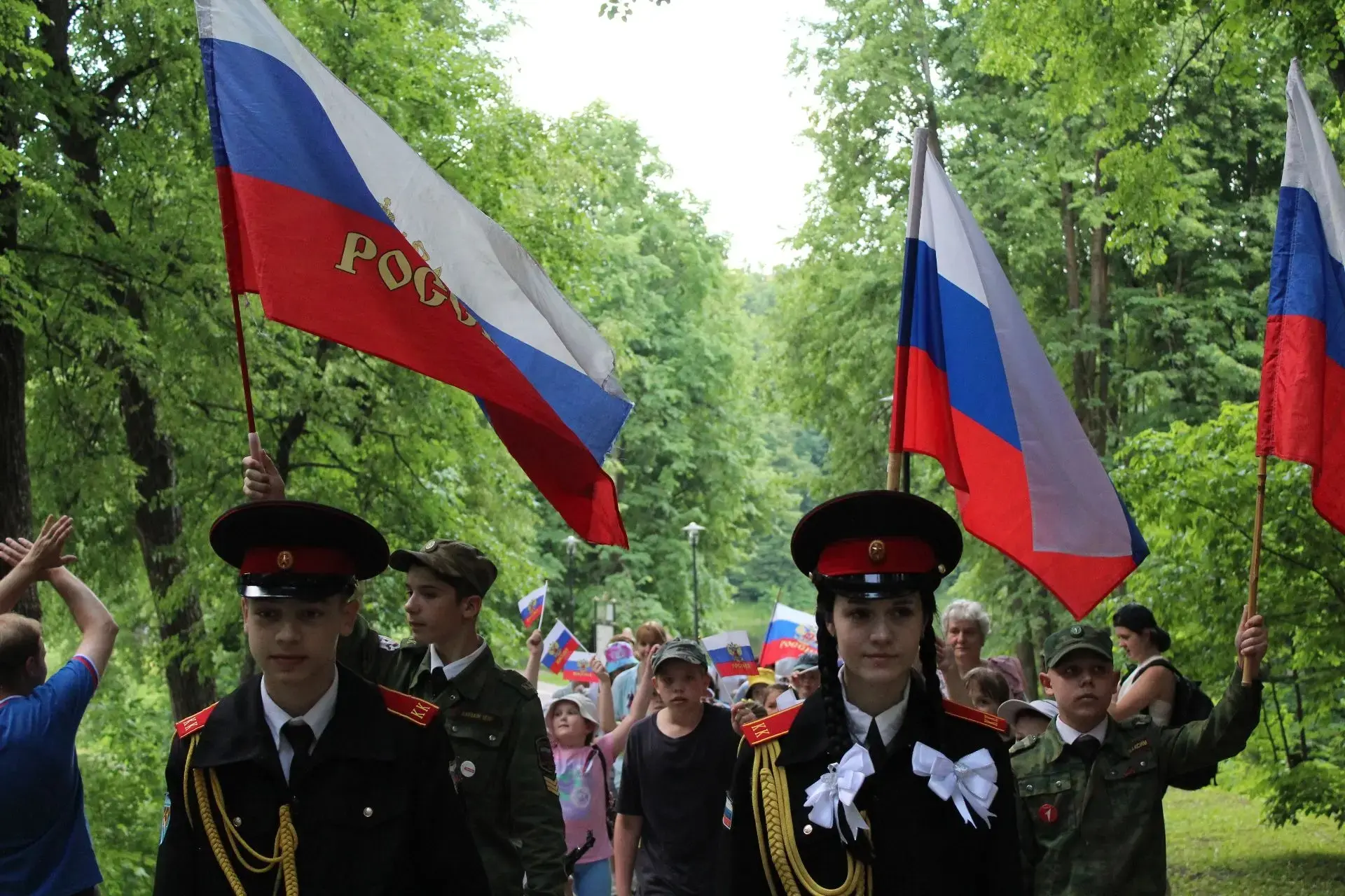 🇷🇺 День России в парке выдался по-настоящему торжественным! 

🌟Началось всё с праздничного шестви