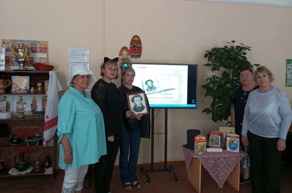 В филиале №2 Центральной городской библиотеки царила особая атмосфера. 

Для участников клуба общени