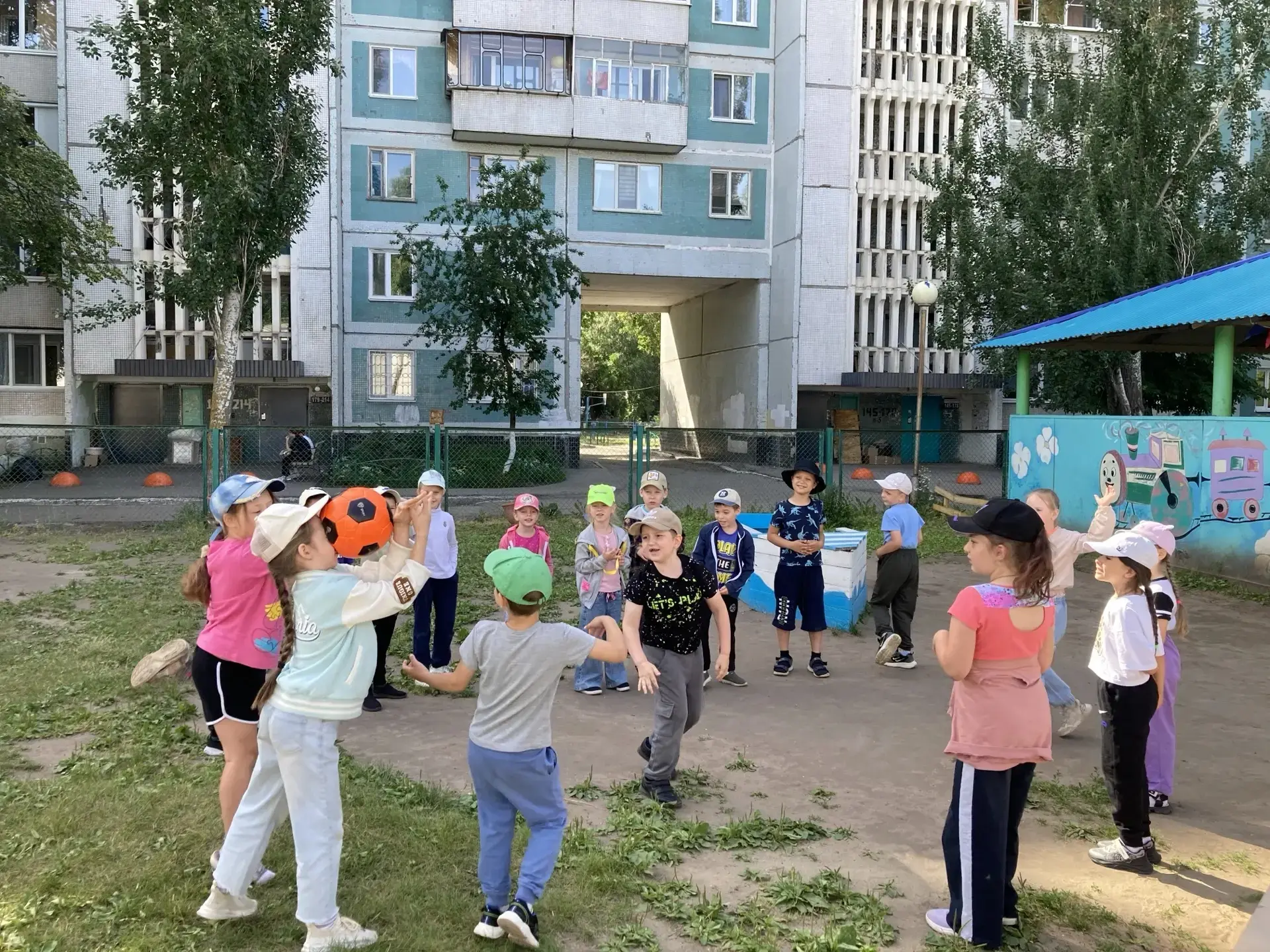 Сегодня на прогулке ребята из подготовительной группы с большим удовольствием играли с ...