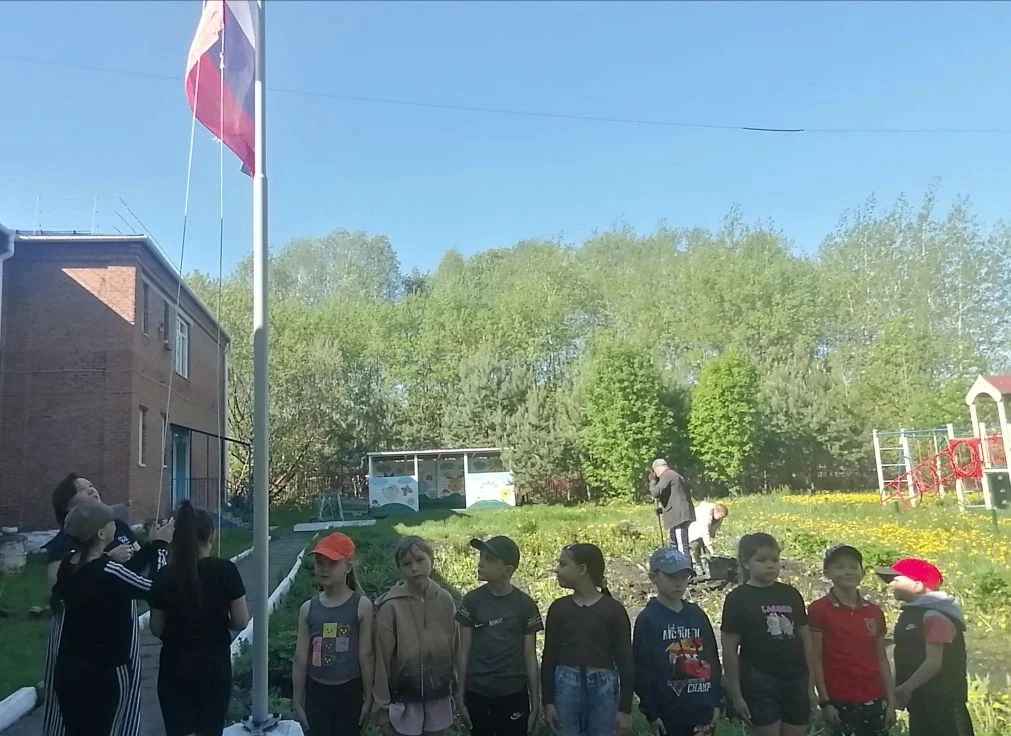 Первый день школьного лагеря «Орлёнок» прошёл очень насыщенно! Ребята с самого утра зар...