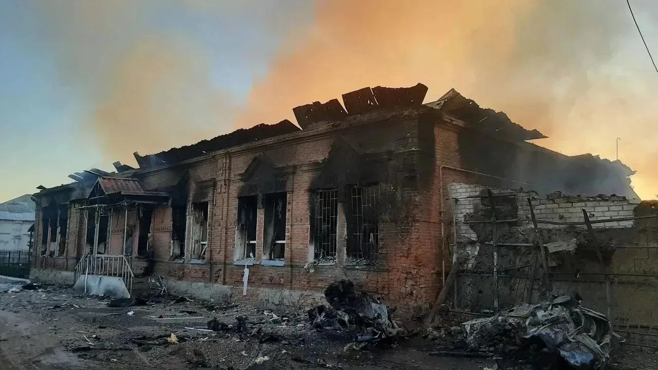 ❗️Украинские дроны атаковали колледж в ЛНР.  Удар нанесли ночью по учебному корпусу и общежитию в Ст