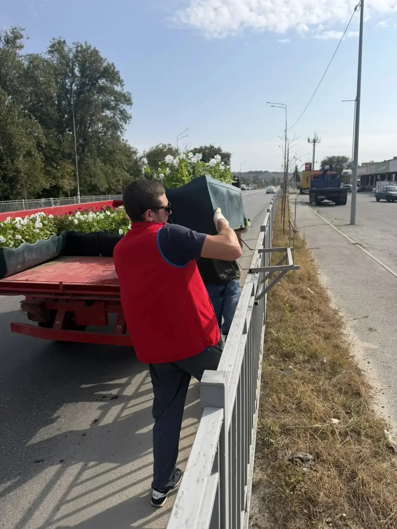 На Пятигорском шоссе сегодня велись работы по установке вазонов