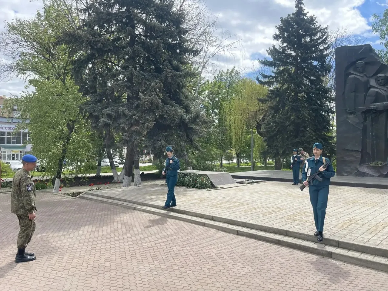 🇷🇺 Честь и ответственность: наши ребята на Посту №1  1 и 2 мая наши старшеклассники приняли участие 