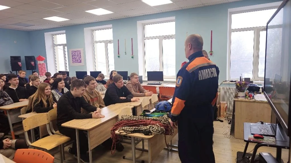 Спасатели Ямалспаса провели серию уроков по безопасности для школьников из Волновахского муниципальн