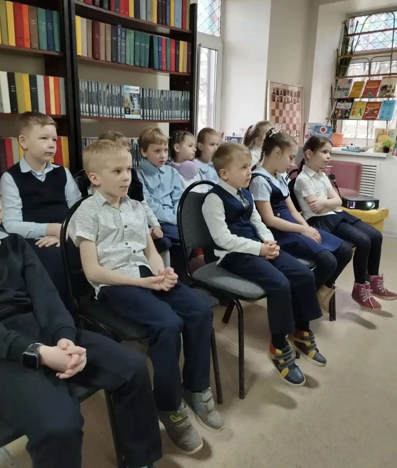Сегодня, 02.04.2026,ученики 1"Б" класса посетили библиотеку в честь Международного дня детской книги