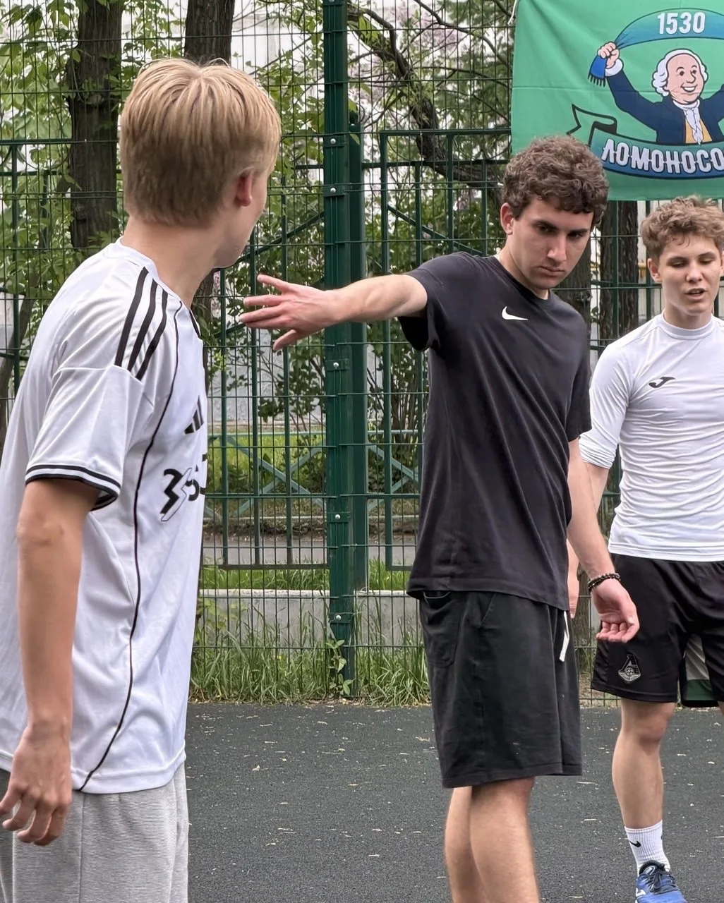 Встреча поколений на футбольном поле!  ⚽️ На школьном стадионе состоялся по-настоящему особенный мат