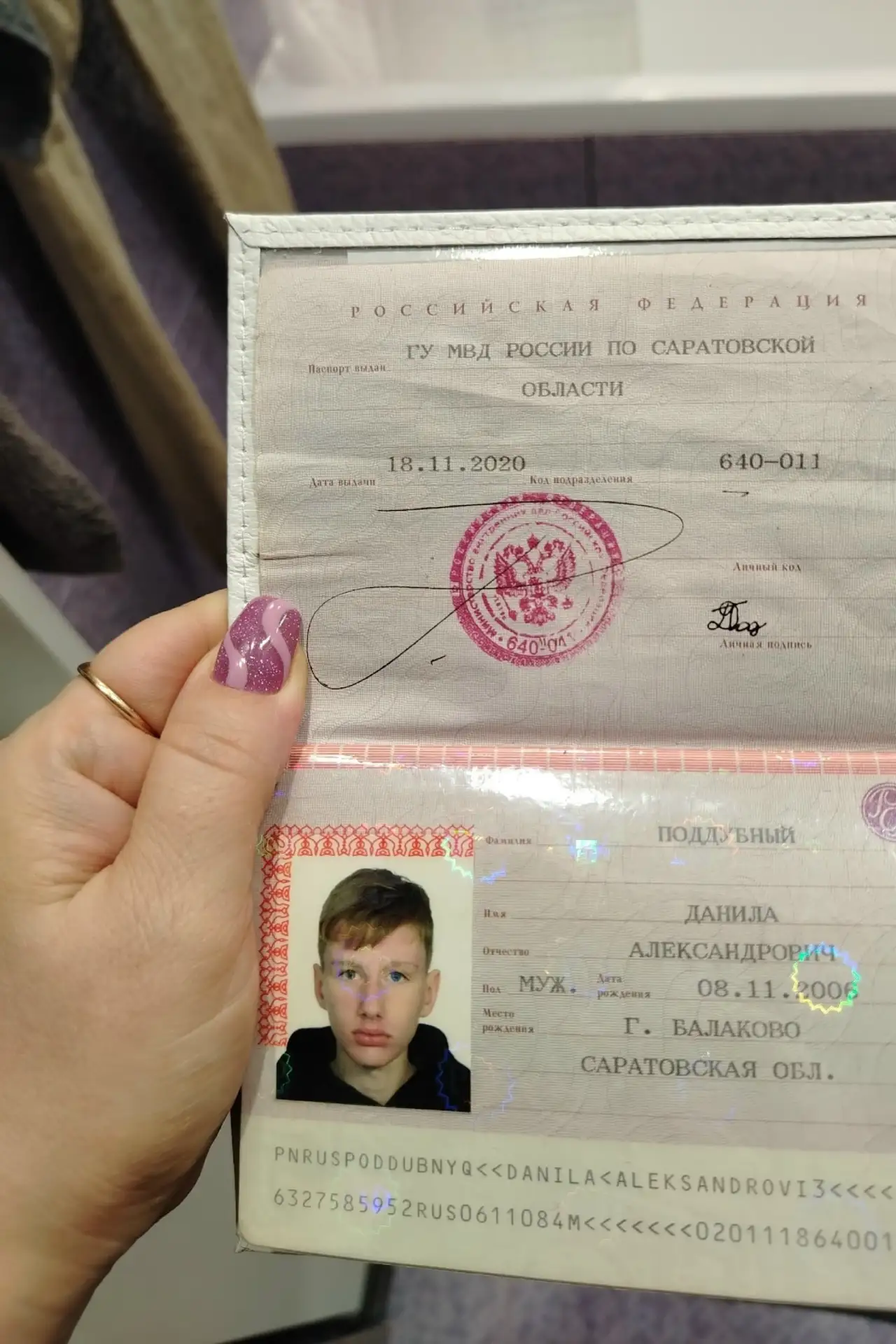 Утерян паспорт примерно в 11 мкр.рядом с магазином Чижик. Нашедшего прошу вернуть за вознаграждение.