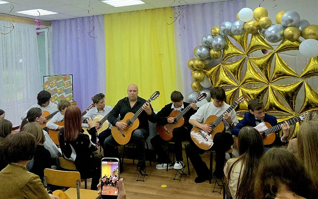 🌻2 июня ансамбль гитаристов🎸 музыкального отделения🎶, под руководством педагога Манушевича Никола