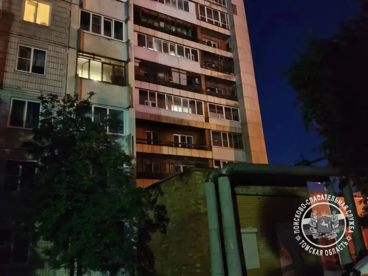 Спасатели эвакуировали подростка, выпавшего из окна третьего этажа.
