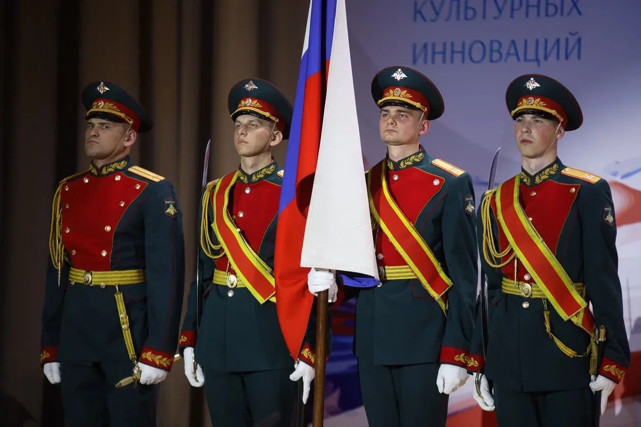 Подарок иконы  Жен-Мироносиц  в честь  национальной премии Женщины России президенту фонда Школенко 