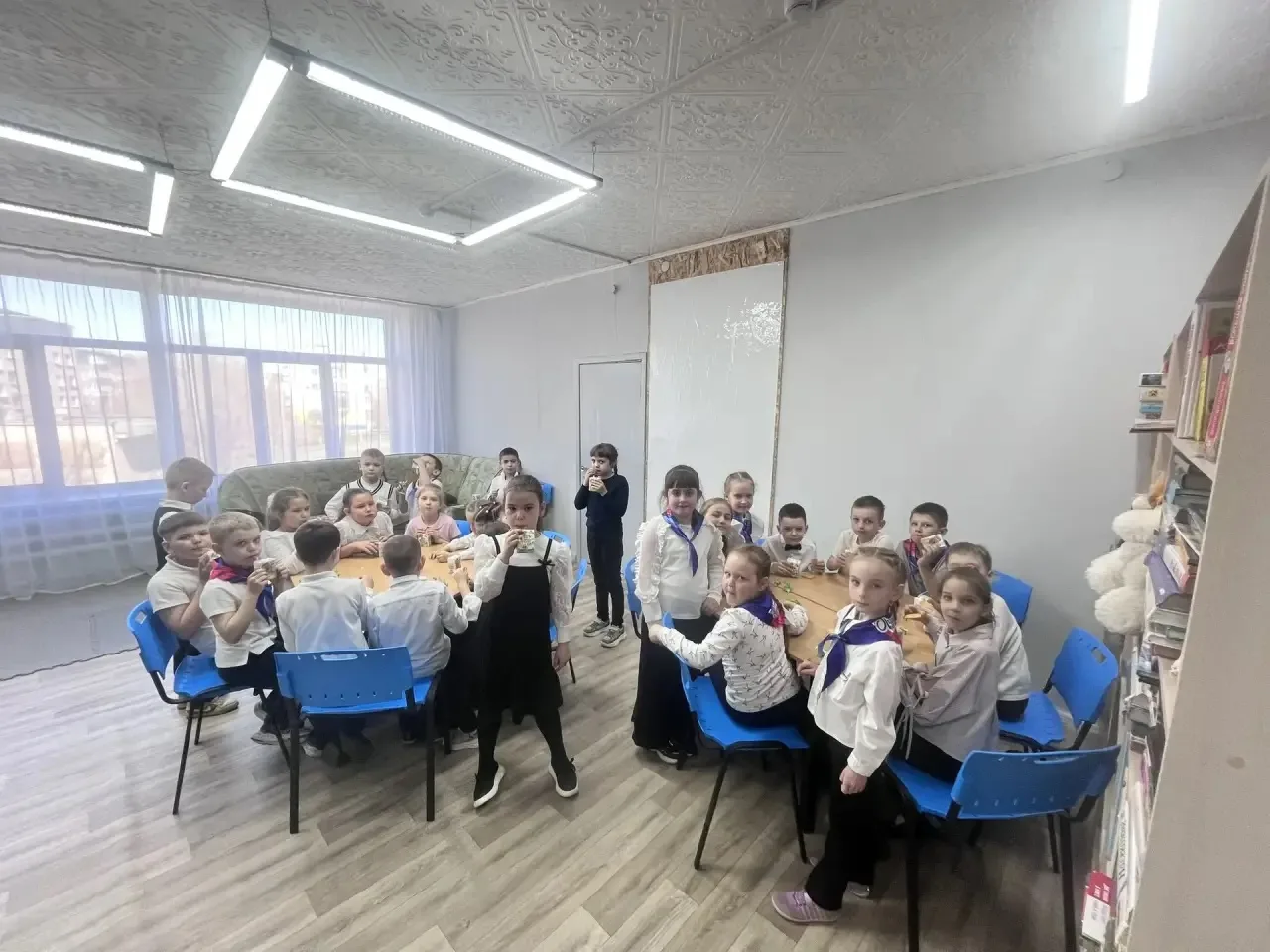 📚 В среду в нашей школе прошло открытие обновлённого информационно-библиотечного центра. Пространств