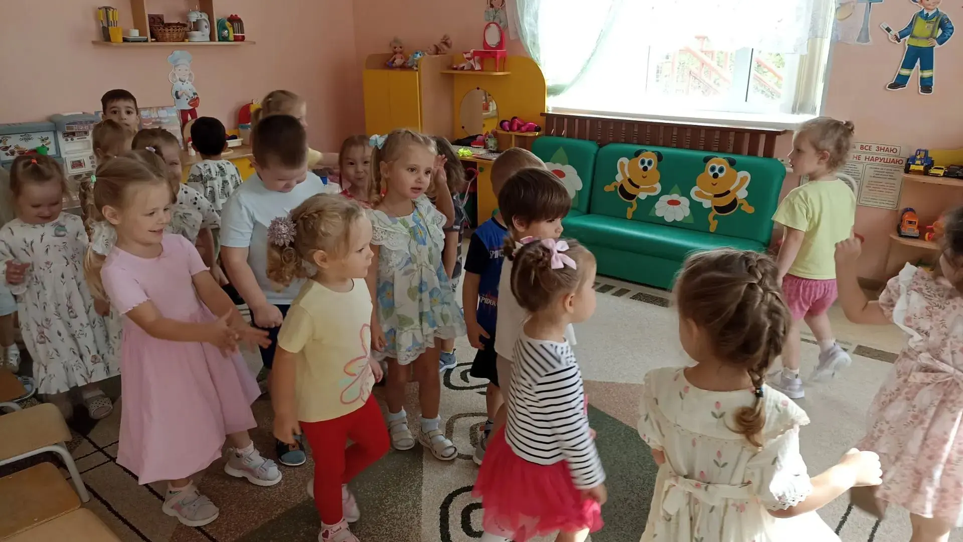 Детки группы "Золотая рыбка" через музыку, игру и взаимодействие со сверстниками учатся...